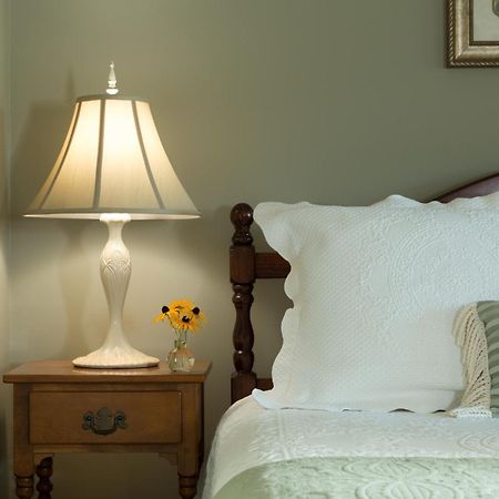 Inn At Pleasant Lake New London Стая снимка